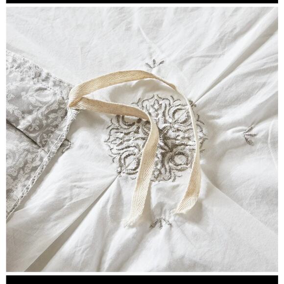 Madison Park Edna 4-Pc. Duvet Set 4-pc. Medallion Reversible Duvet Cover Set - Picture 8 of 10